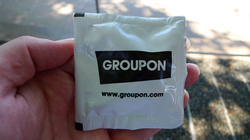 Groupon-Verpackung auf einer Hand